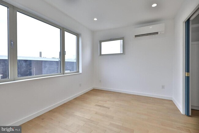 Building Photo - 725 S 6th St