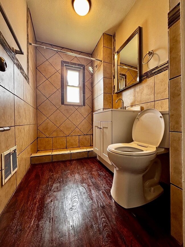 Building Photo - Beautiful 1 bed/1 bath apartment, just off...