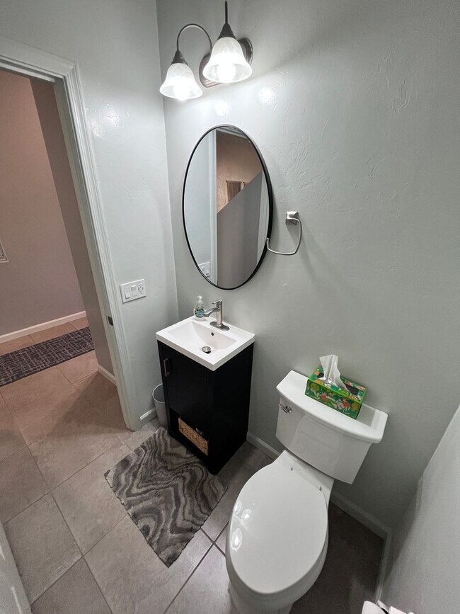 Building Photo - Central- FURNISHED 4 bedroom/ 3 bathroom h...