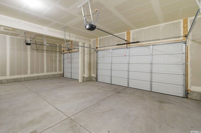 Building Photo - Stunning Home Right on the Golf Course!