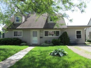 Building Photo - Great 4 bed 1.5 bath close to everything &...