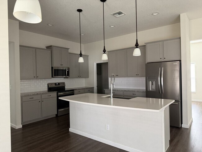 Building Photo - 4634 SW Athena Dr