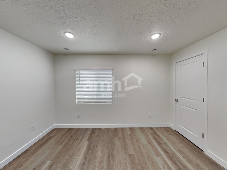 Building Photo - 1244 W Mahogany St