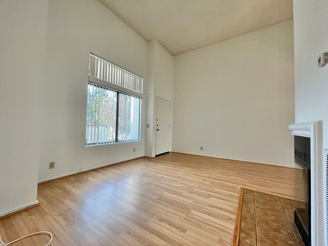 Building Photo - 2 Bed 2 Bath Corner Townhome