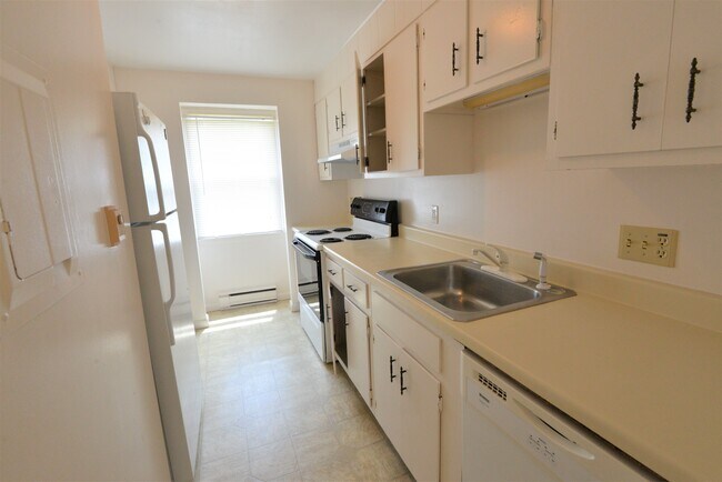 Kitchen - 426 Winthrop Dr