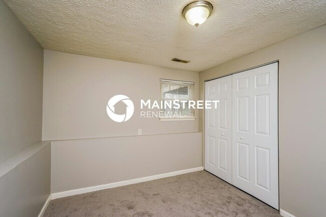 Building Photo - 4 Bedroom Pet-Friendly Home in Louisville,...