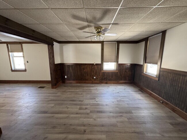 Building Photo - "Charming 3-Bed Home with Full Bath in Serene Spring Glen!"