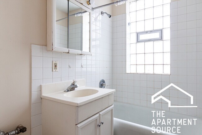 Building Photo - 1050 W George St