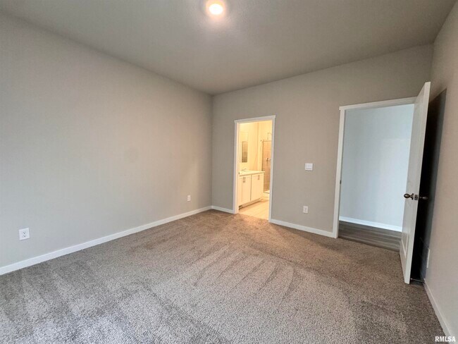 Building Photo - 709 E Bear Dr