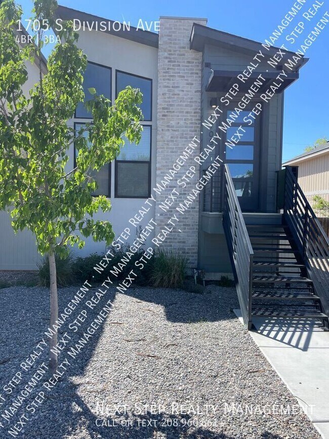 Primary Photo - 1705 S Division Ave