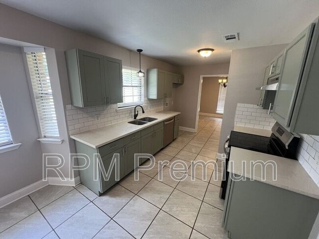 Building Photo - 2530 Chantulane Ave