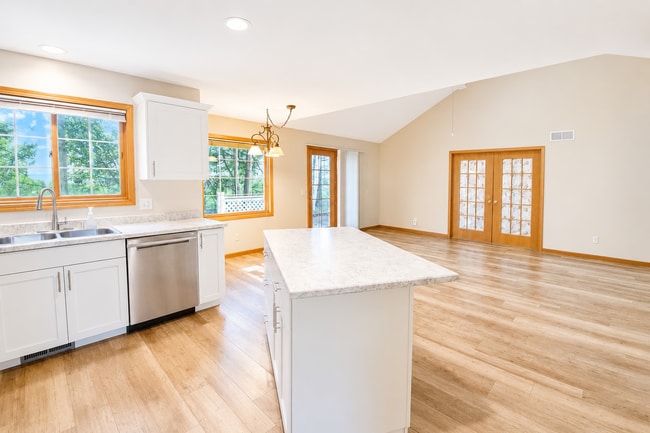 Building Photo - Bright Townhome with Fireplace & Nature Views
