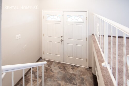 Building Photo - Roomy duplex w/ Finished Lower Level + Fen...
