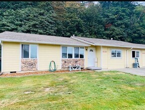 Building Photo - 3 Bedroom, 1 Bathroom Duplex