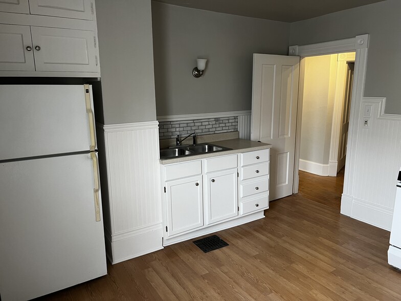 Building Photo - 2247A N. Summit Ave