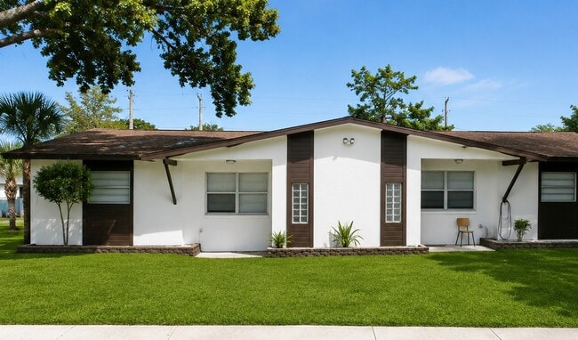 Building Photo - 6211 SW 39th Ct