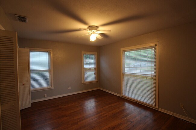 Building Photo - Available-Adorable Large 3 bedroom Home ne...