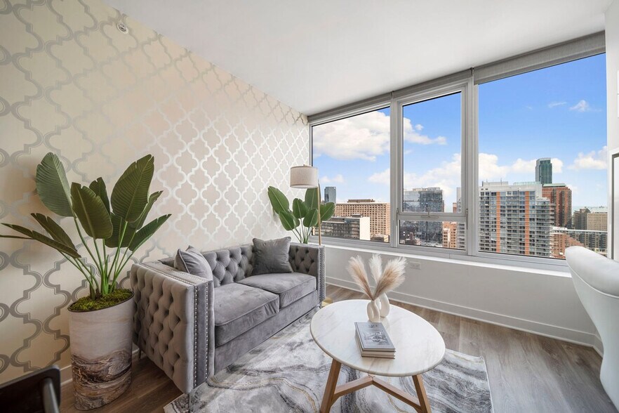 Building Photo - 347 S Clark St