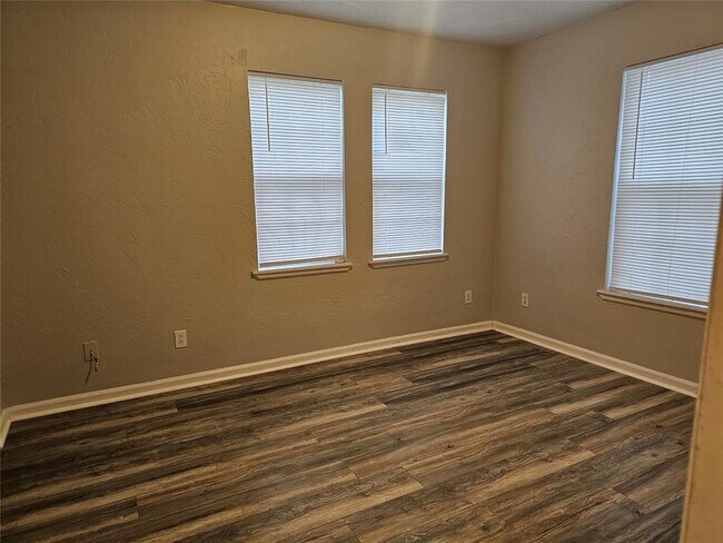 Building Photo - 1112 Jet Dr