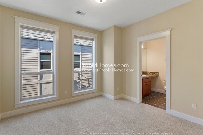 Building Photo - Luxury Two Bedroom Townhouse in NE!