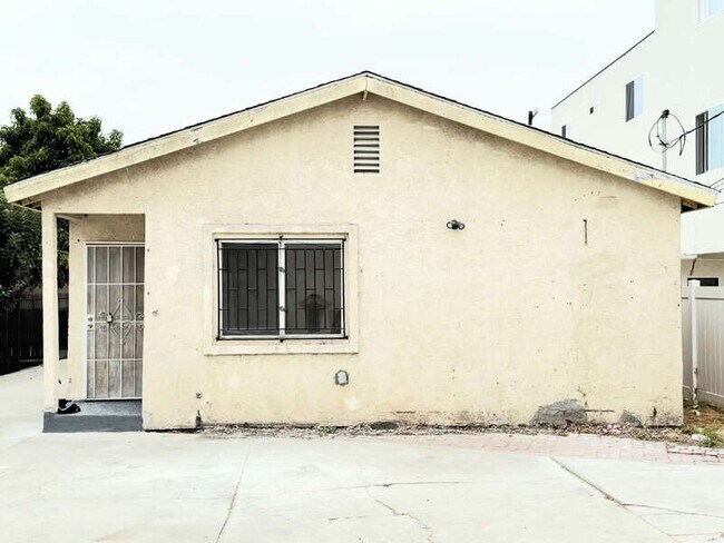 Building Photo - 1325 W 58th St