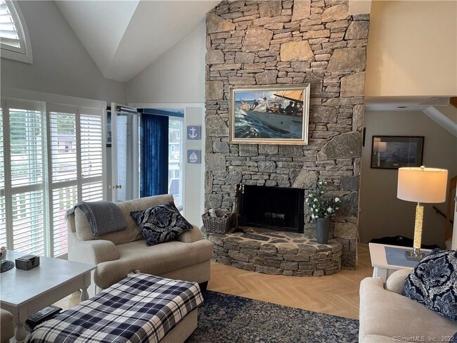 Building Photo - 105 Elm St