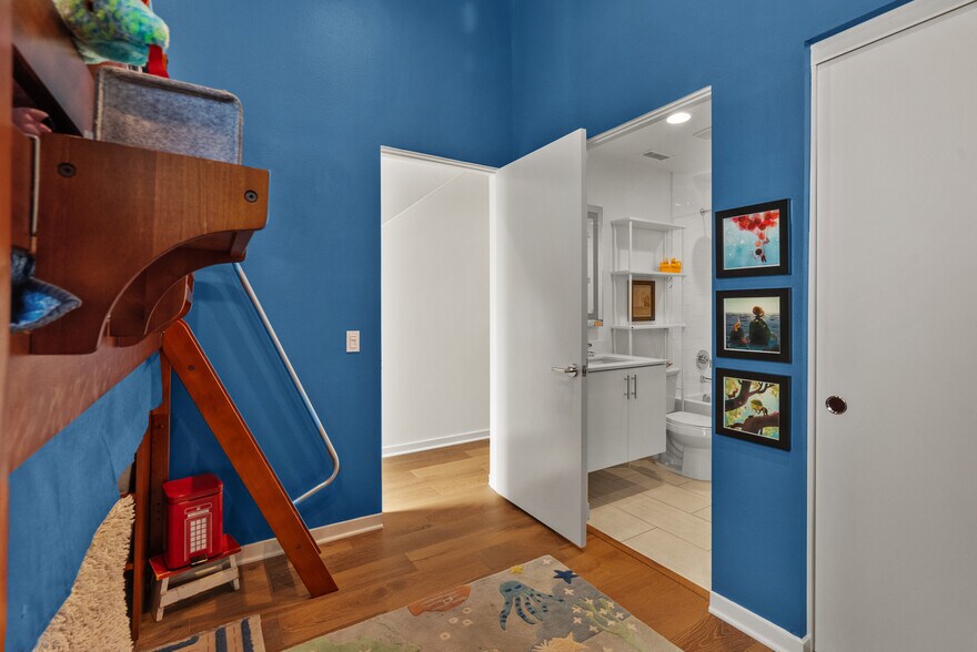 Third BR has ensuite bathroom, now painted white - 4831 Craner Ave