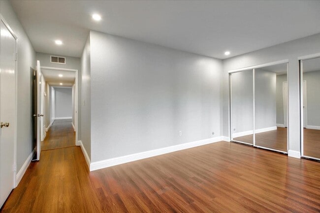 Building Photo - 280 Tradewinds Dr