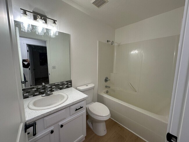 Building Photo - SPACIOUS Single Family - Remodeled- Home with big yard in great location