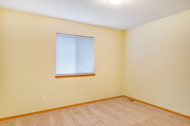 Building Photo - **$800 MOVE IN CREDIT if move in occurs prior to December 1st **Lovely 3 Bedroom Home in Coupeville