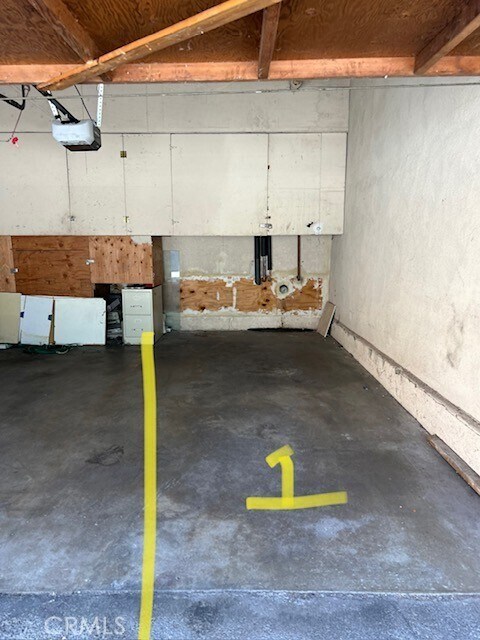 Building Photo - 15457 Moorpark St