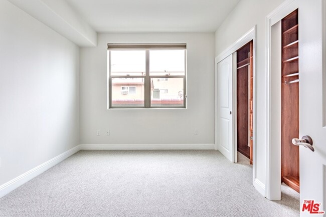 Building Photo - 5037 Rosewood Ave