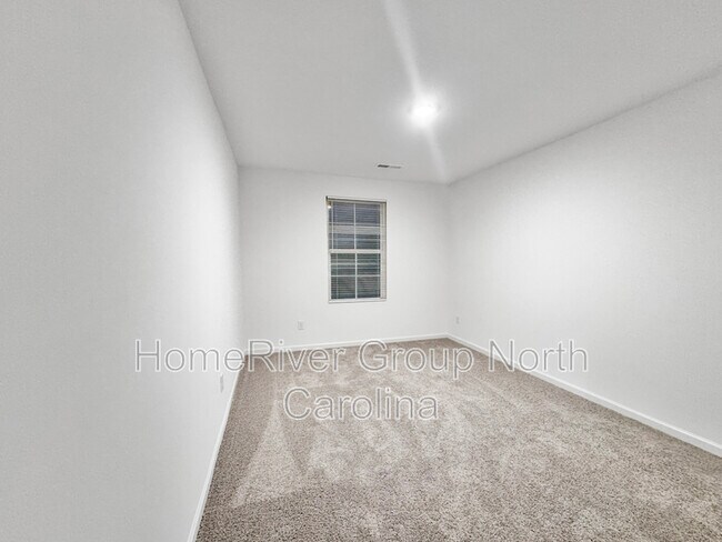 Building Photo - 195 Pine Needle Dr
