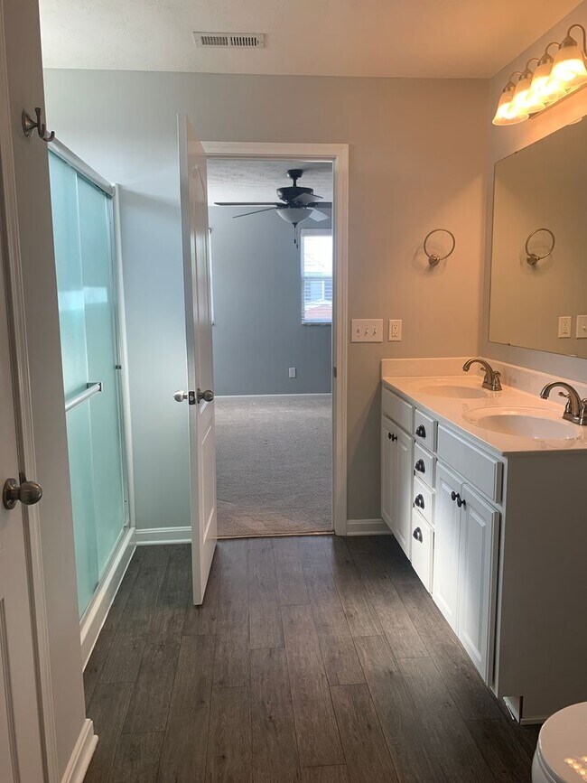 Building Photo - 3 Bedroom in Jeffersontown - Hanover Trace