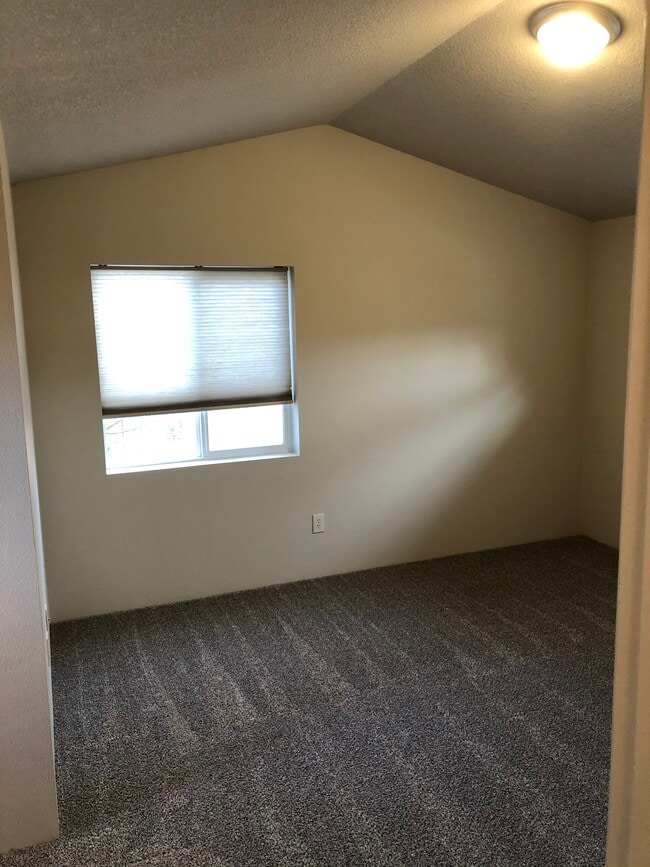 Building Photo - 601 NE Sandstone Ct