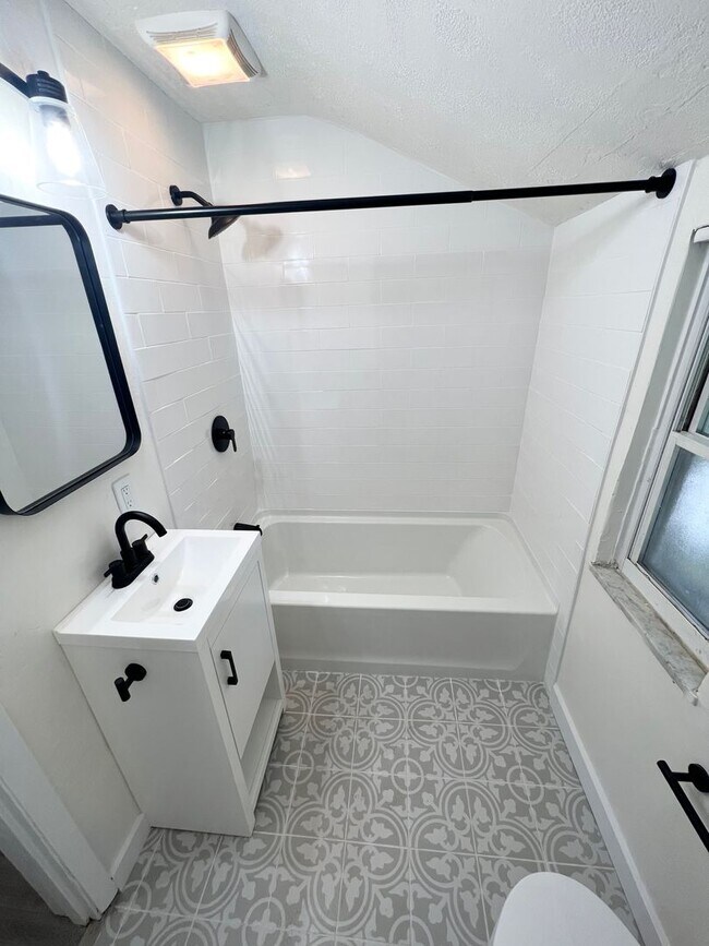 Building Photo - Updated 3 Bed, 1 Bath in Verona- Central Air and Huge Kitchen!!