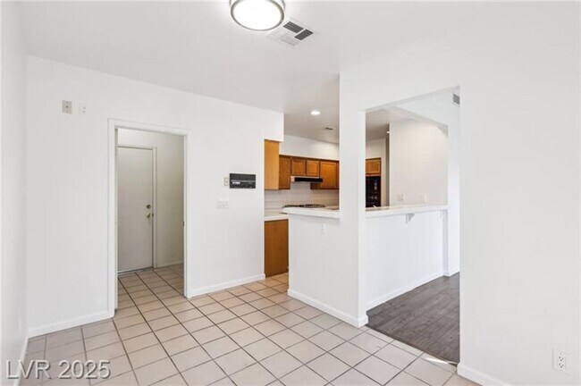 Building Photo - SPACIOUS 3BEDROOM SINGLE STORY TOWNHOME IN...