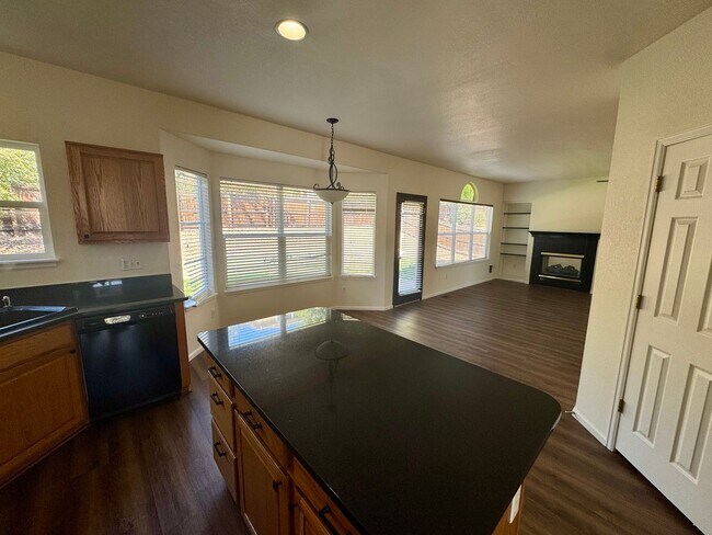 Building Photo - 4 Bed / 4 Bath Dream Home in the Hills at ...