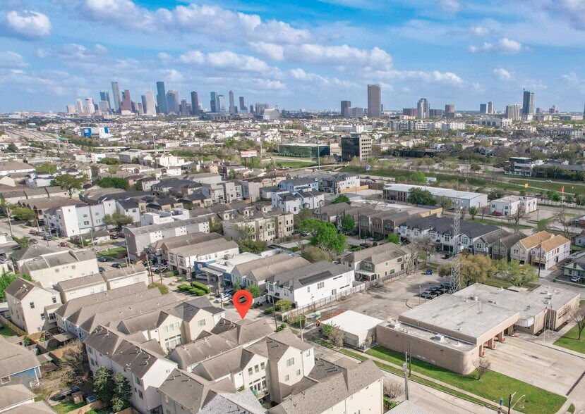 Building Photo - 5336 Darling St