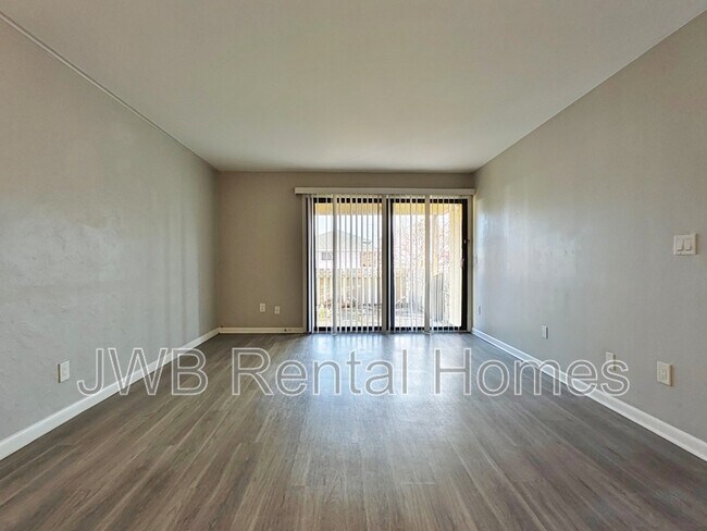 Building Photo - 1000 3rd St