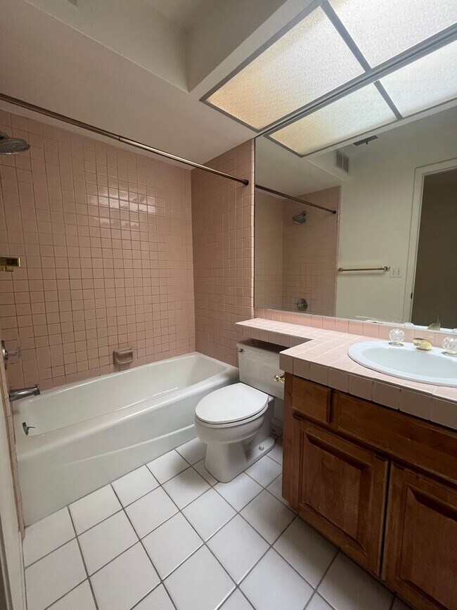 Building Photo - 3 Bed, 2 Bath in Gated Community with Lake...