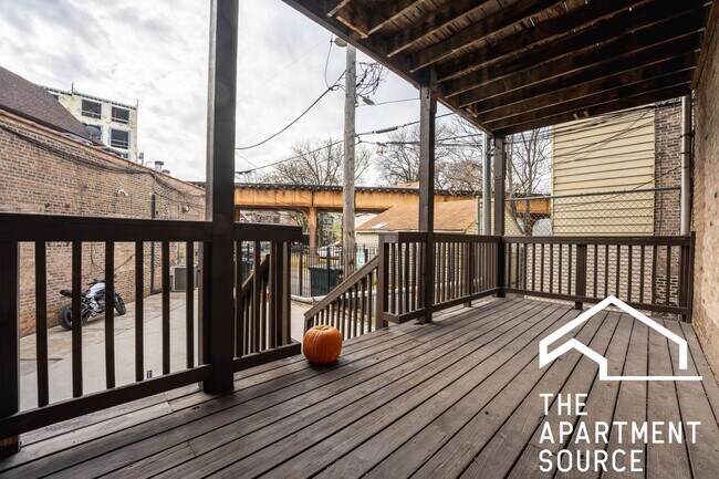 Building Photo - HUGE 4BR/2BA Duplex Close to Blue Line