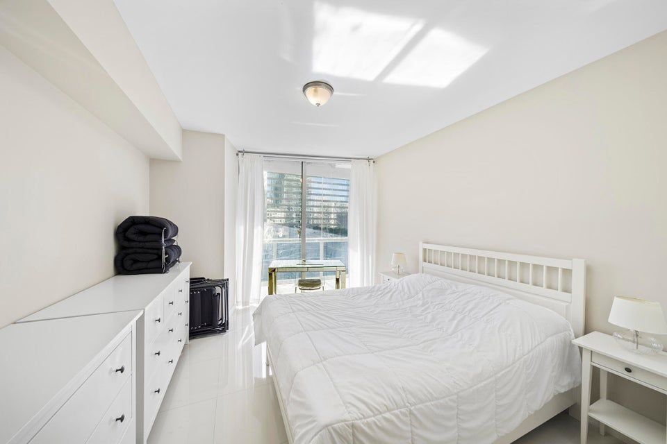 Building Photo - 495 Brickell Ave