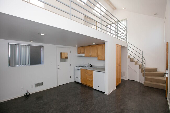 small kitchen with undercounter refridgerator/freezer - 3016 Ruskin St