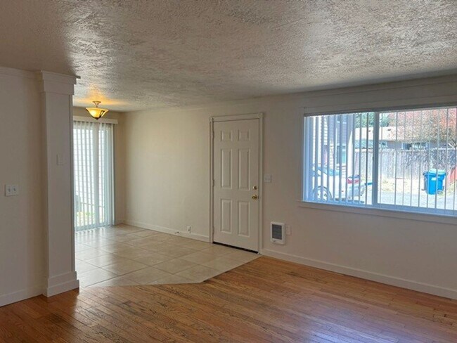 Building Photo - 1274 E Santiam St