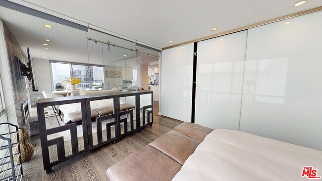 Building Photo - 2160 Century Pk E