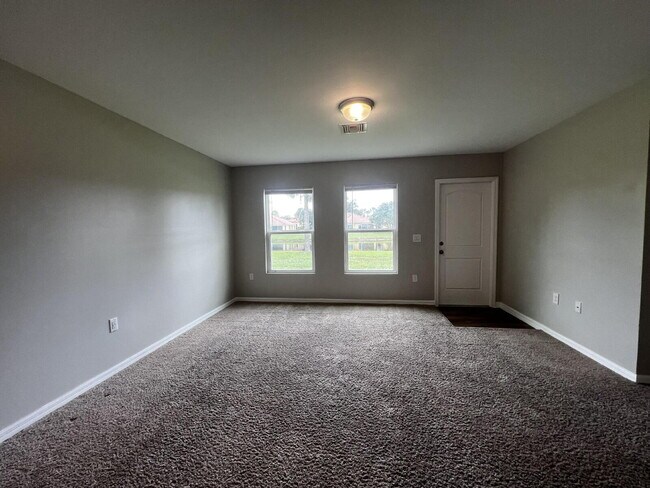 Building Photo - The Secret? Space. The Gift? $600 Off! APP...