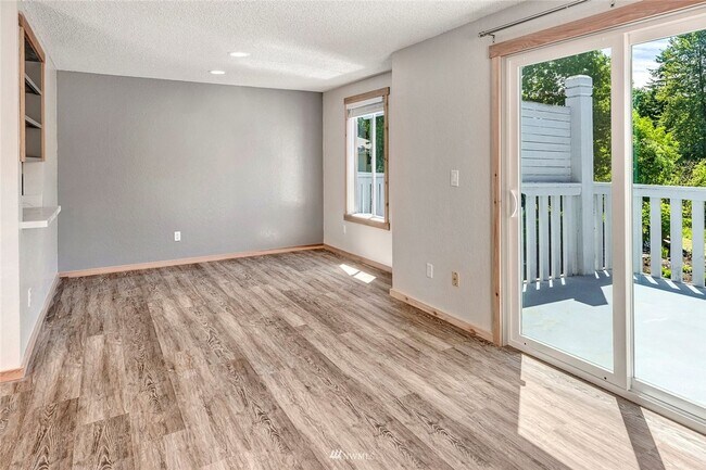 Building Photo - Burns 441 4 plex - North Bend