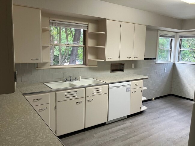 Building Photo - 3 BR/3 BA Home with Large Yard
