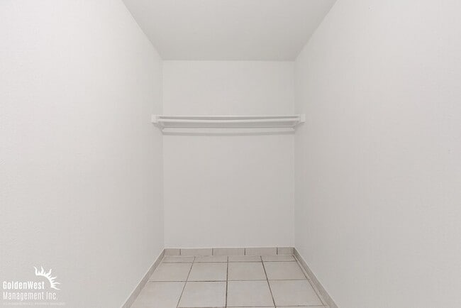 Building Photo - Single Level Spacious 2Bdm 1Ba Apartment i...